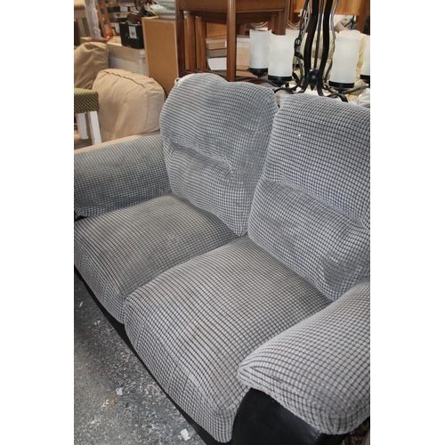 618 - COMFORTABLE 2 SEATER UPHOLSTERED SOFA