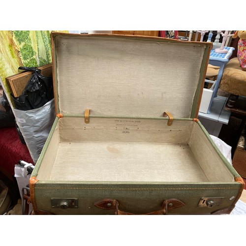 667 - VINTAGE SUITCASE