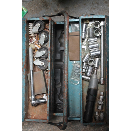 32 - METAL CANTILEVER TOOLBOX AND CONTENTS INCLUDING SOCKETS ETC