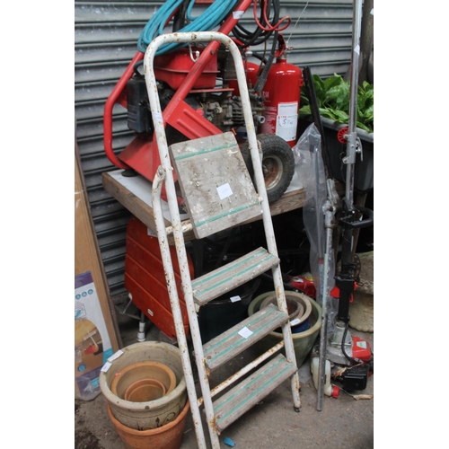 4 - WHITE METAL FOLDING STEP LADDER