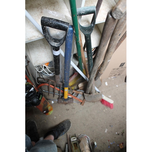 59 - LARGE QUANTITY OF GARDEN TOOLS INCLUDING LUMP HAMMER, BRANCH SAW, AND A SMALL PICK ETC