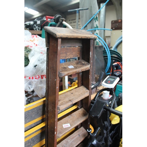 197 - WOODEN STEPLADDER (7 TREAD)