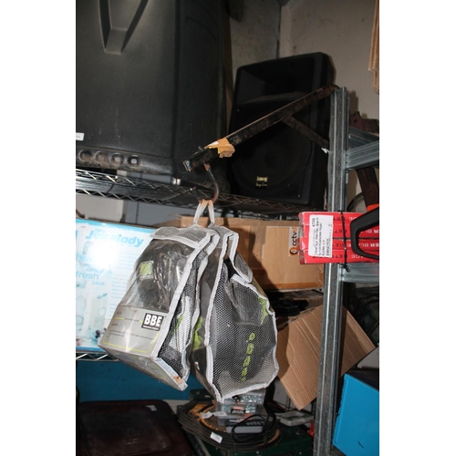 46 - PUNCH BAG WALL HANGER WITH BBE DURABLE AND WELL PADDED PUNCHING MITTS WITH ELASTICATED WRIST SUPPORT