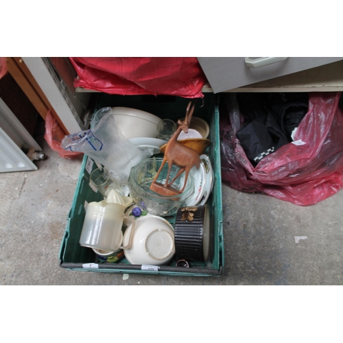 229 - CRATE OF ASSORTED HOUSEHOLD INCLUDING A LEMON SQUEEZER AND ASSORTED BAKING DISHES