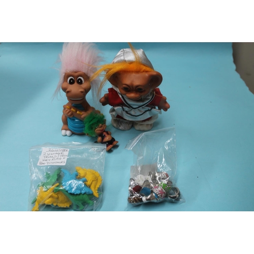 452 - QTY OF VINTAGE TROLLS PLUS A BAG OF RUBBER DINOSAURS