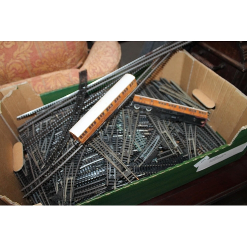 661 - BOX OF HORNBY 00 GAUGE TRACK AND POINTS INCLUDING 2 X CARRIAGES