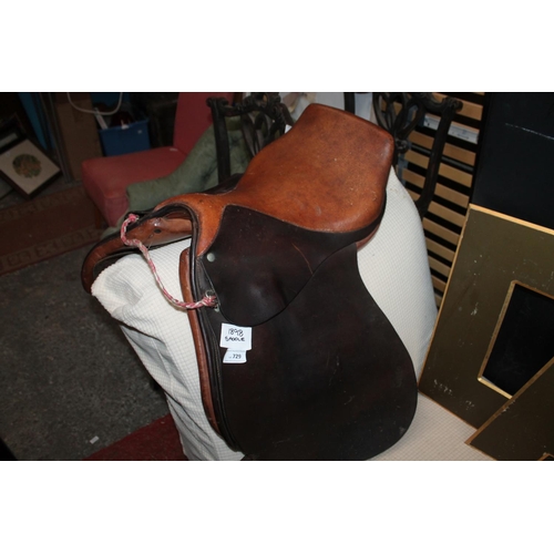 729 - LARGE HORSE SADDLE