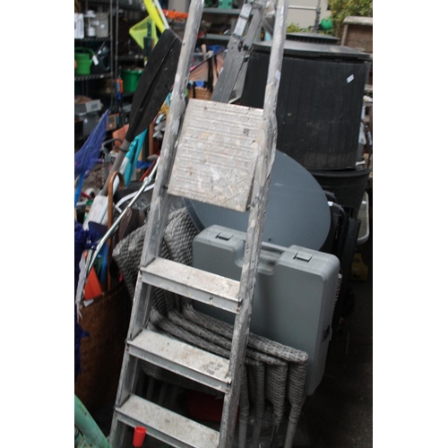 122 - ALUMINIUM LADDERS