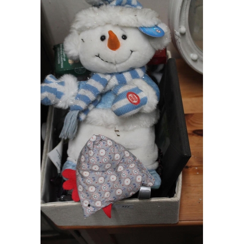 327 - MIXED BOX OF XMAS ITEMS