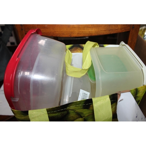 642 - 18 X TUPPERWARE STYLE CONTAINERS