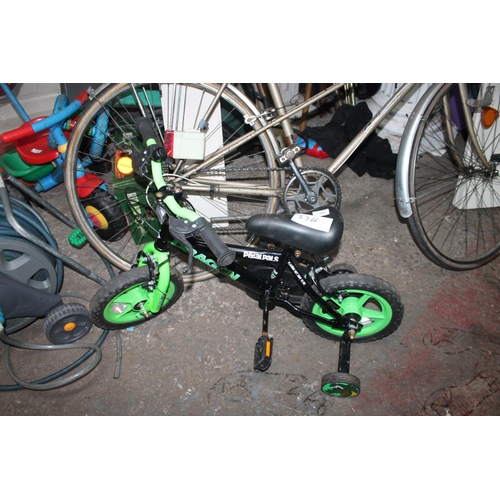 662 - A DRAGON SMALL GREEN CHILDREN'S BIKE AND STABILISERS