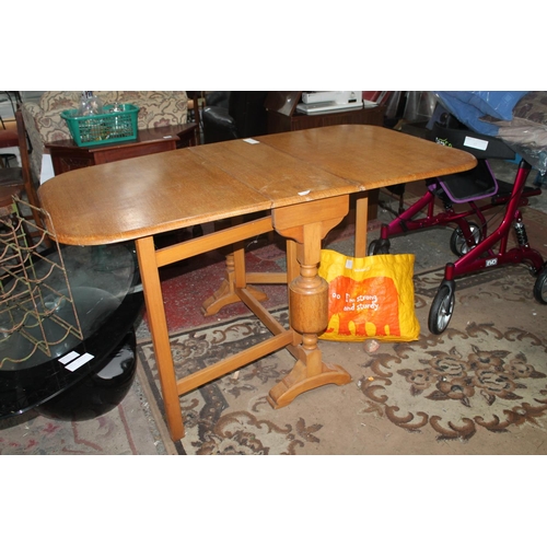 519 - VINTAGE GOLDEN ADJUSTABLE DROP LEAF TABLE