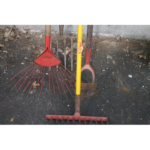 4 - 2 X GARDEN RAKES, HOE ETC