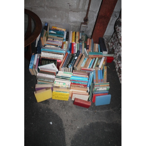 477 - LARGE QTY OF VINTAGE BOOKS ETC