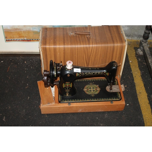 494 - VINTAGE SINGER SWEING MACHINE AND CASE