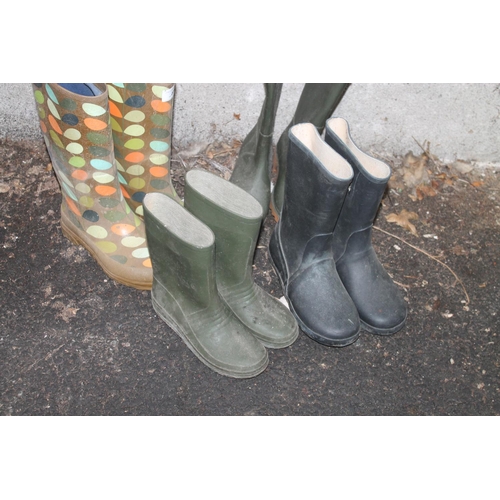 5 - 4 PAIRS OF WELLIES APROX SIZED 1, US 36, 3 AND 5