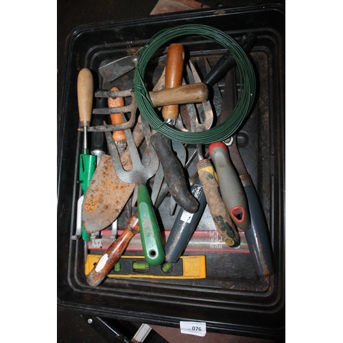 76 - A TRAY INCLUDING A QTY OF GARDEN TOOLS