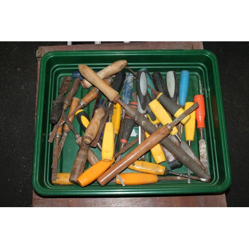 84 - CRATE CONTAINING QTY OF VINTAGE AND MODERN CHISELS AND WOOD TURNING TOOLS