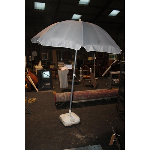 322 - GARDEN PARASOL WITH BASE