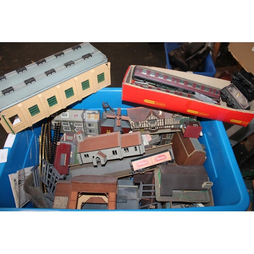 121 - LARGE BOX OF MODEL RAILWAY INC BUILDINGS, TRIANG 00 GUAGE ITEMS