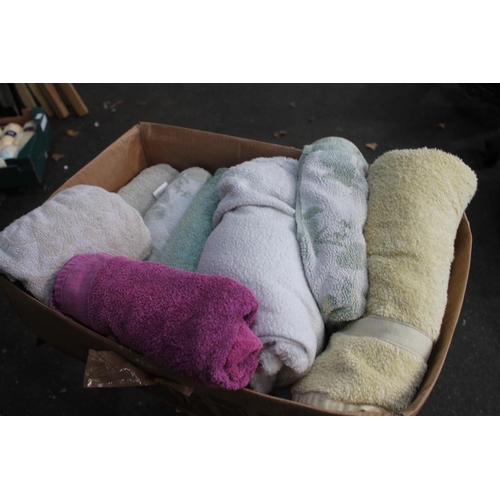 172 - BOX OF MIXED SOFT TOWELS