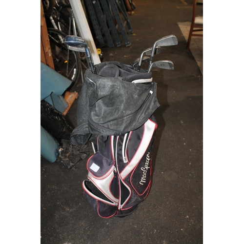 32 - GOLF BAG AND CLUBS