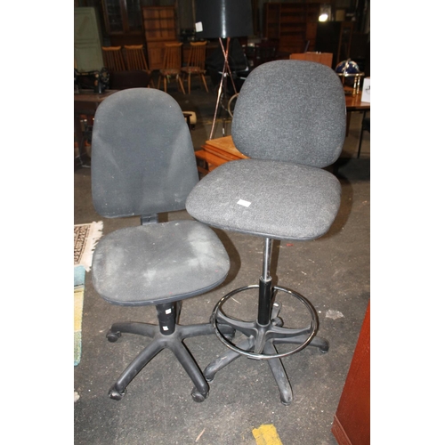 523 - 2 GAS POWERED OFFICE CHAIRS