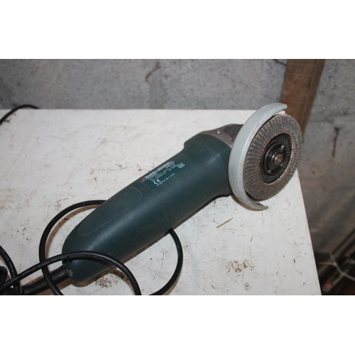 92 - BLACK AND DECKER ELECTRIC ANGLE GRINDER