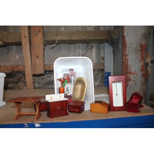 247 - TUB OF DOLLS HOUSE FURNITURE