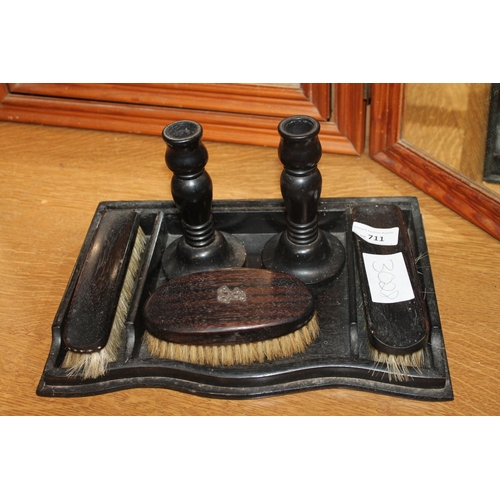 711 - A VICTORIAN DRESSING TABLE SET