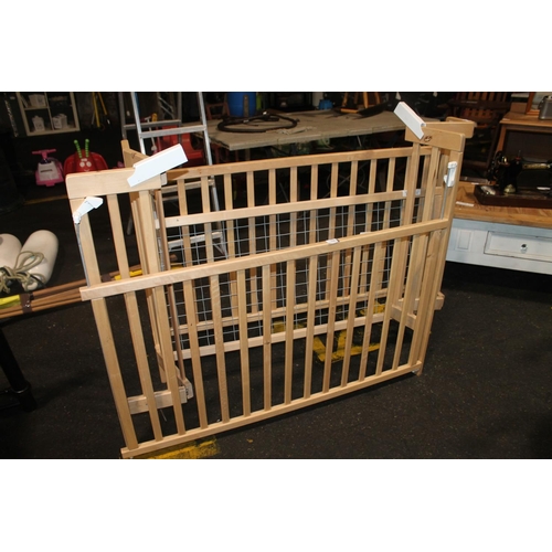 730 - FOLDING CHILDREN'S COT