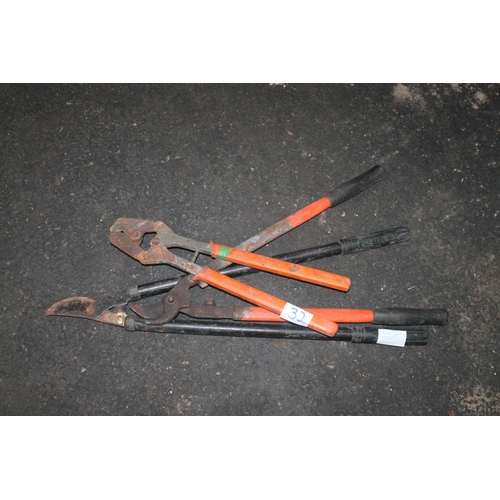 32 - LONG ARMED GARDEN LOPPERS AND CROPPERS