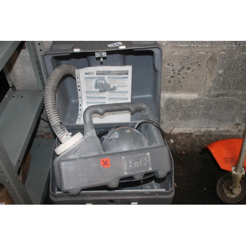 38 - B&G ELECTRIC DUST/ GRANULA APPLICATOR 240V