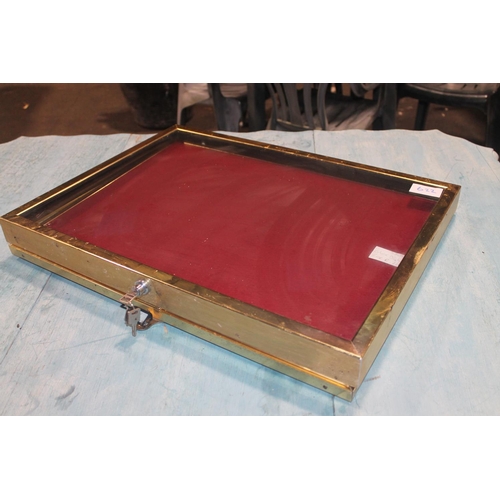 622 - GLASS DISPLAY CASE LOCKABLE WITH KEY