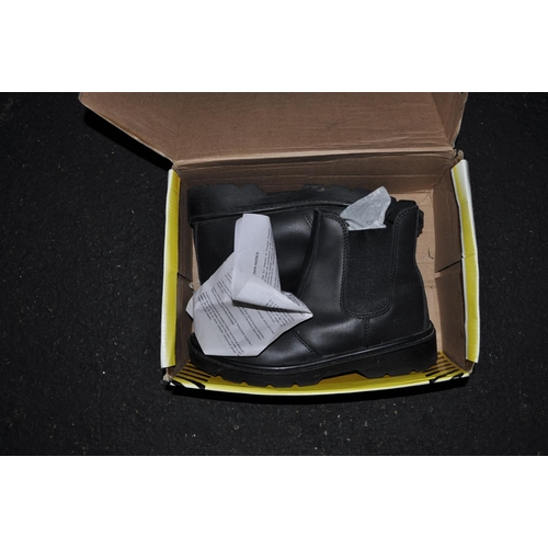 119 - MAX STEEL BOXED SAFETY BOOTS SIZE