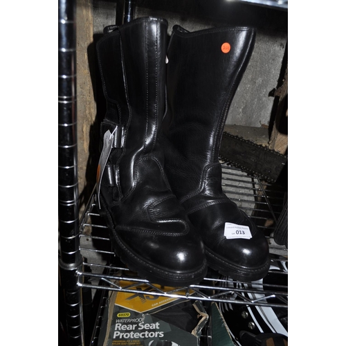 13 - PAIR OF SIZE 8 BLACK HEAVY DUTY BOOTS