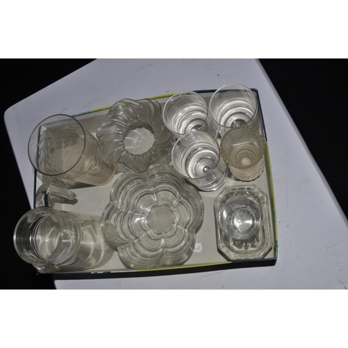 253 - SMALL BOX OF ASSORTED GLASSWARE