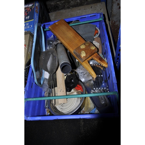 309 - BOX OF ASSORTED KITCHENALIA