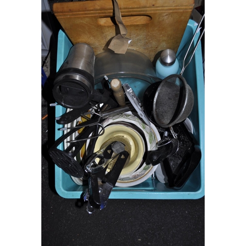 338 - BOX OF KITCHENALIA