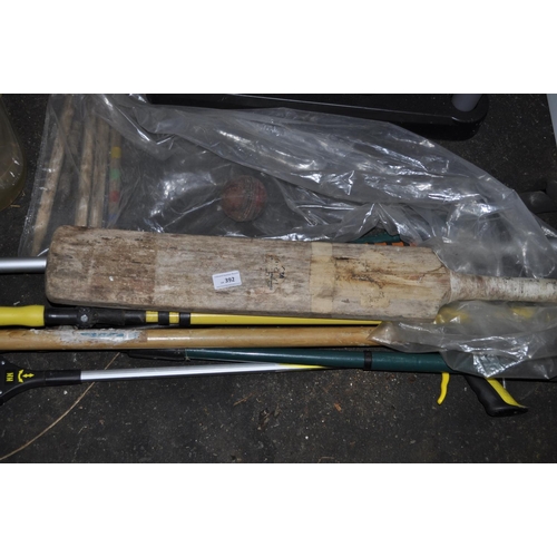 392 - QTY OF GARDEN TOOLS AND CRICKET SET