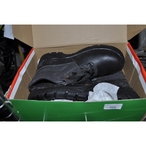 50 - BOXED SIZE 8 WORK BOOTS