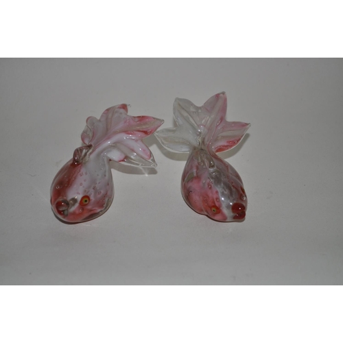 588 - 2 X PINK VINTAGE COLLECTABLE FAN TAILED ORANDAS