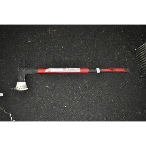 69 - LARGE SPLITTING AXE FIBRE GLASS HANDLE