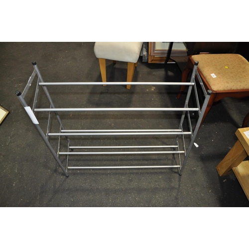 832 - METAL SHOERACK