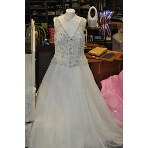 693 - SIZE 16 LADIES WEDDING DRESS