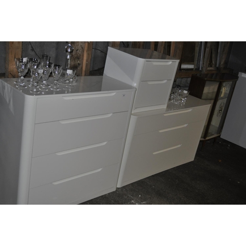 859 - MODERN WHITE BEDROOM SET VERY GOOD ORDER WITH SOFT CLOSE DRAWERS