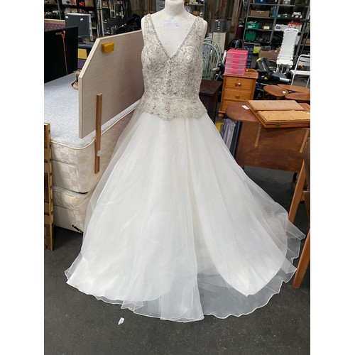 693 - SIZE 16 LADIES WEDDING DRESS