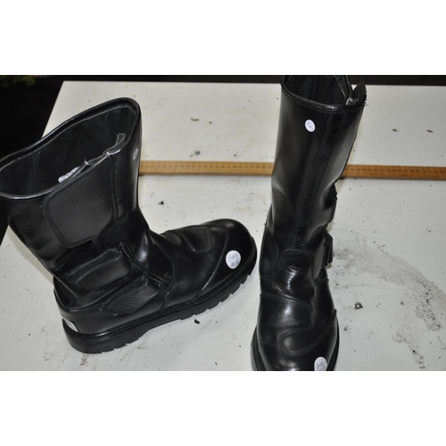 120 - SIZE 8 LEATHER MOTORBIKE BOOTS