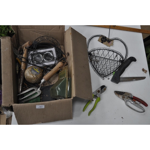 17 - SELECTION OF GARDEN MISC INC PLANT HANGERS, TWINE AND JIFFY DIBBA