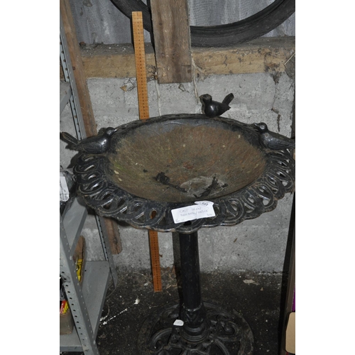 22 - CAST IRON ORNATE BIRD BATH FREESTANDING TABLE, WITH 3 CAST IRON BIRDS. GOING CHEEP CHEEP CHEEP